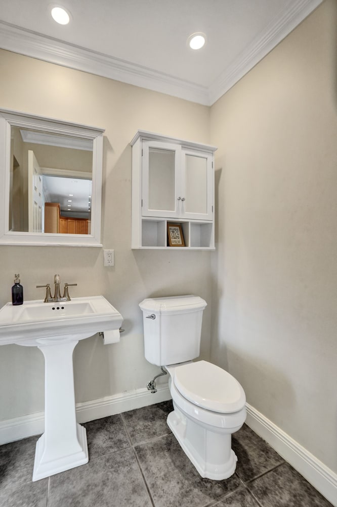 Vidal Manor 4BR Oasis w Pool Cabana- Wilton Dr