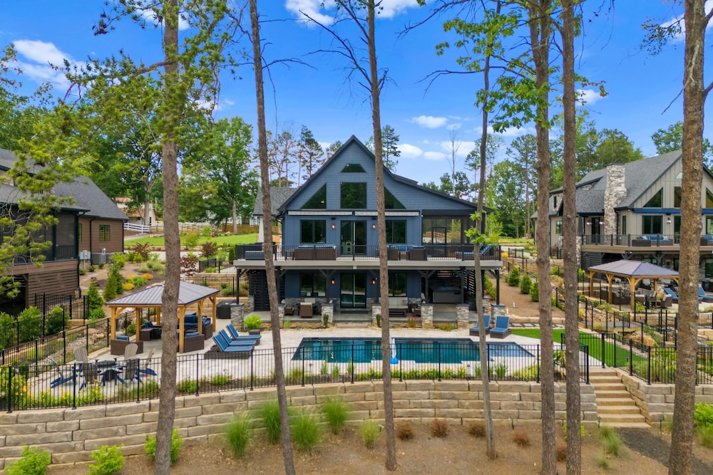 Blue Heron by Avantstay Lakefront Dock Pool Theater Sleeps 22