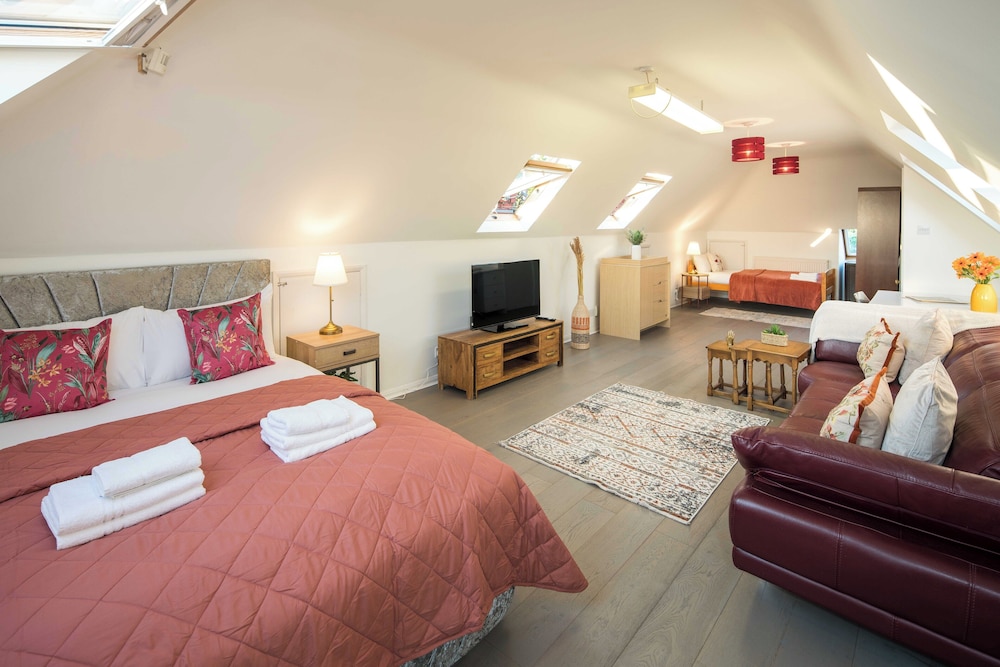 Luxurious 6-bed House With Pool and Free Parking