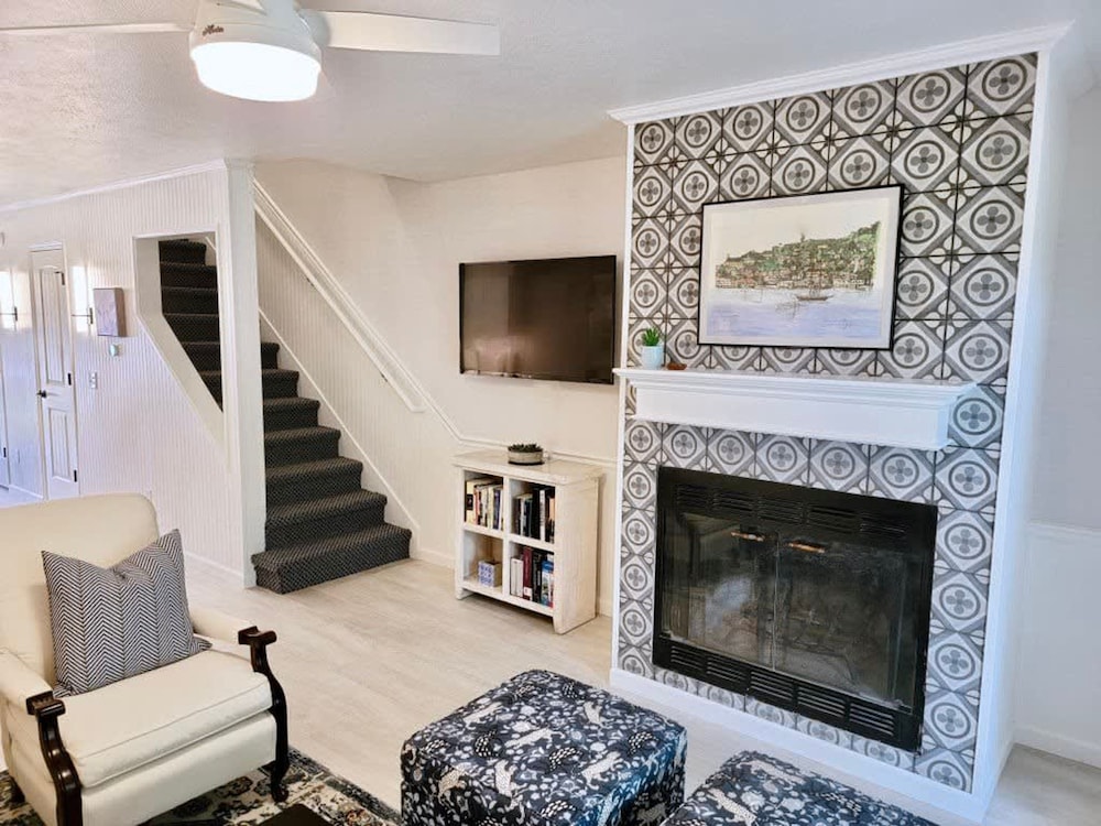 Charming Bayview - Downtown Condo With Pool