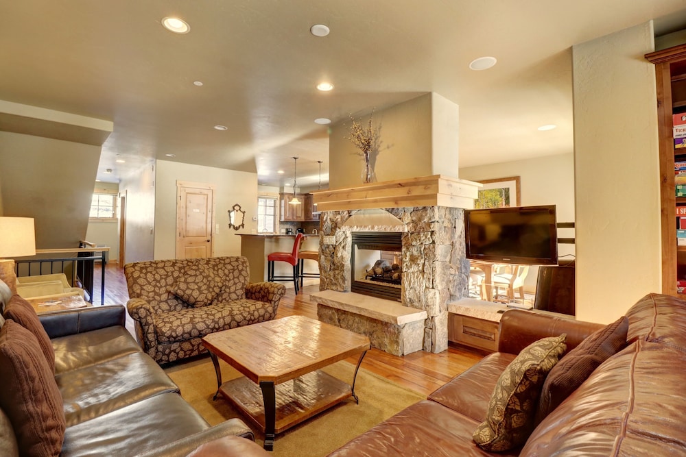 Mountain Chalet Right Next To The Lift - 39B by RedAwning