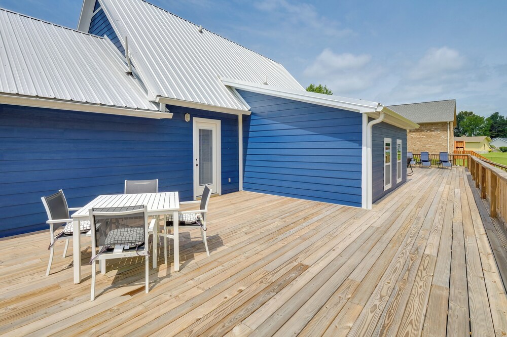 Group Getaway: Lakefront Retreat in Fayetteville!