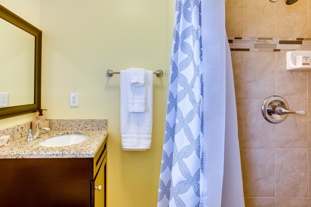 Tropical Florida Abode w/ Pool  Screened-in Patio - Property Image 12