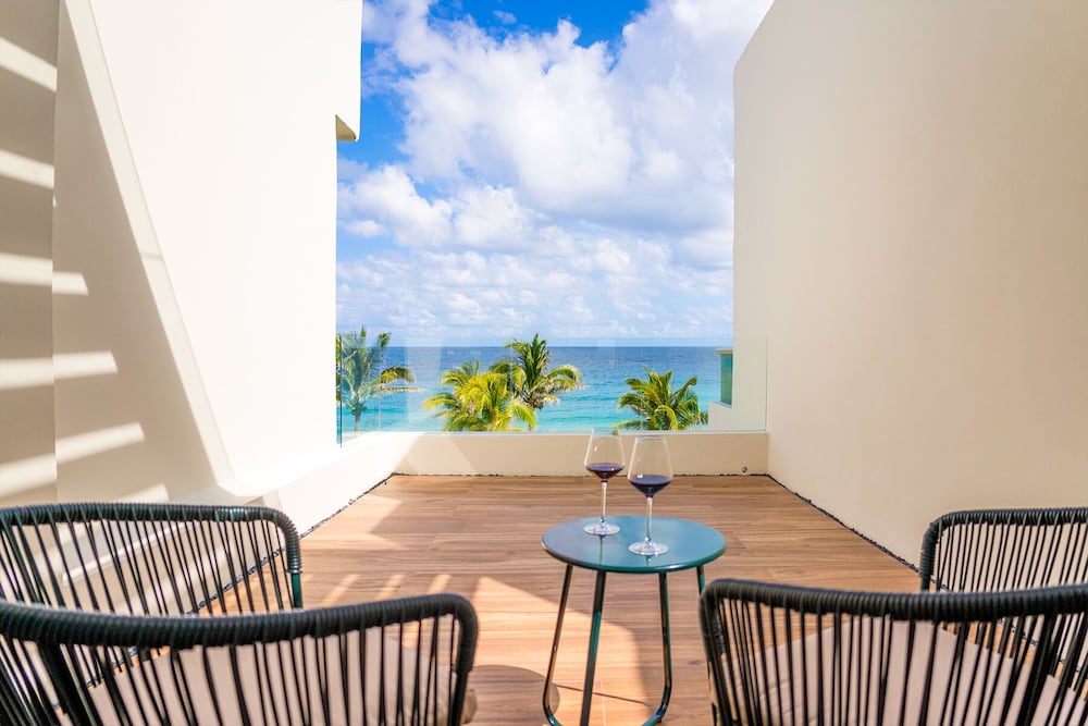 Luxury beachfront villa at Nizuc