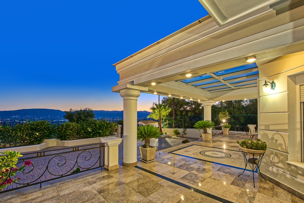Frido Luxury Villa