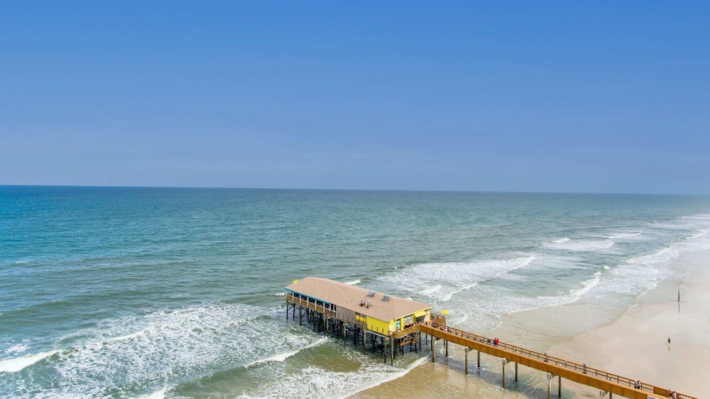 Sweet Sunrise Oceanfront Condo w Pool Hot Tub
