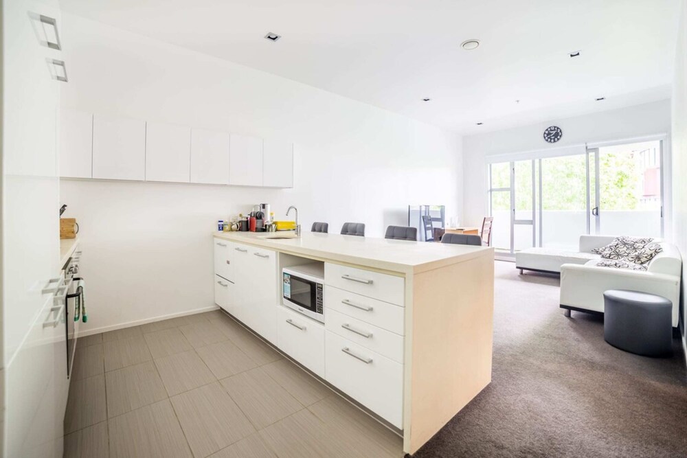 Modern 2 Bedroom Apartment in Auckland CBD With Parking view 5