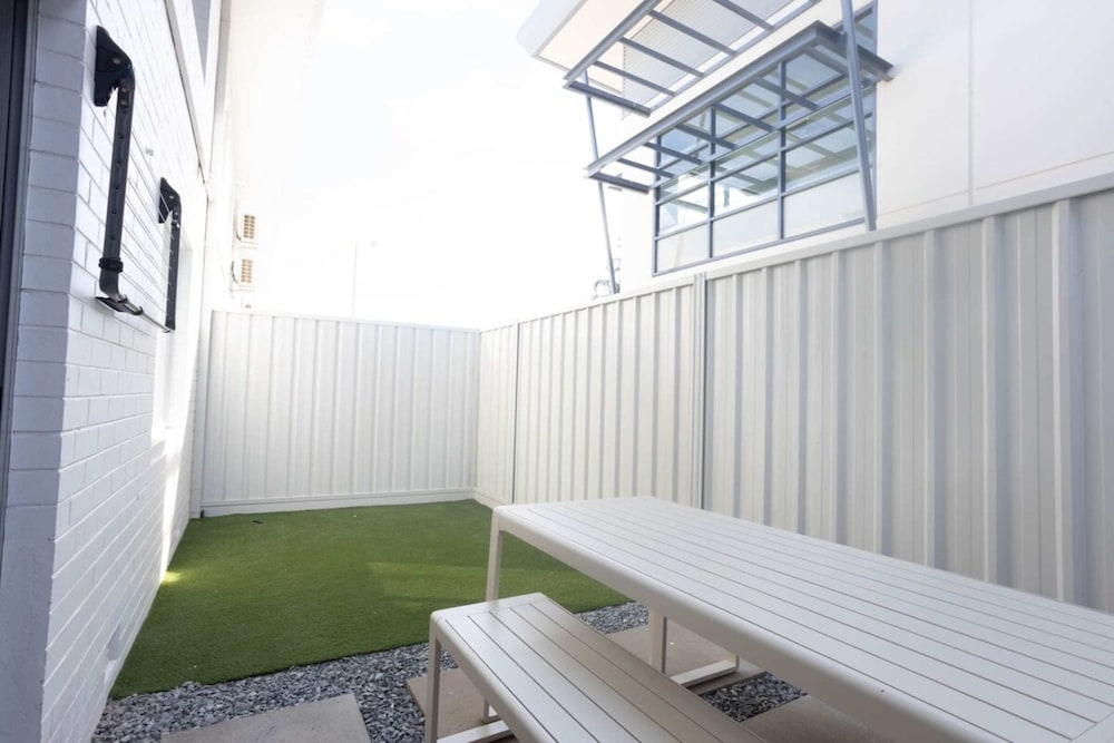 Lovely 1BR Apt in Bicton With Backyard and Parking