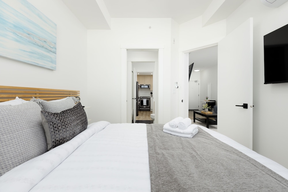 2305-2180 Kelly Ave view 2