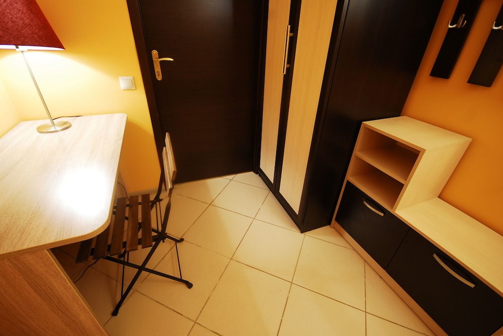 Landmark City Hotel - Hostel