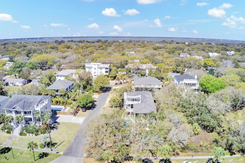 Steps to the Beach! Pool, Gym, Game Room, Movie Theater 3301 Palm by Avantstay