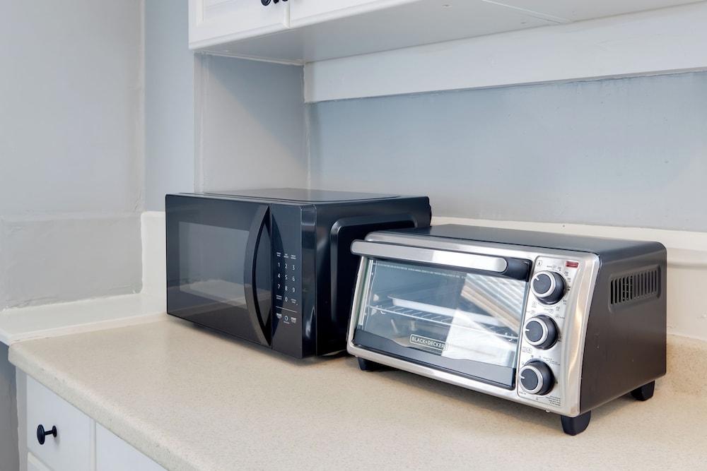 6 Mi to Historic Leesburg: Apt w/ On-site Dining