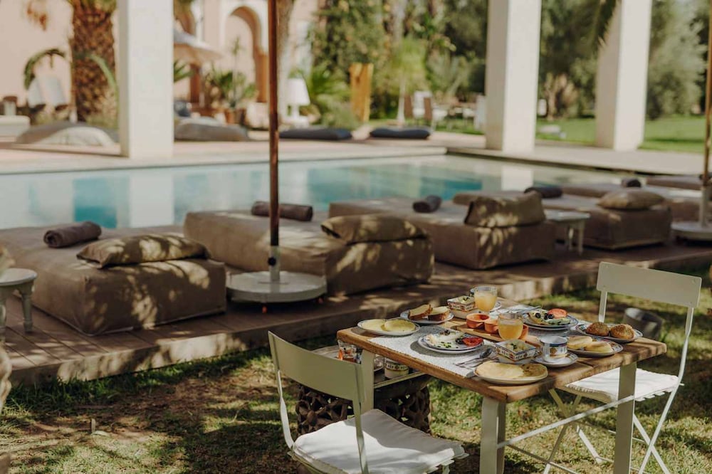 The Garden of Siredrah an Oasis With Pool and Hammam