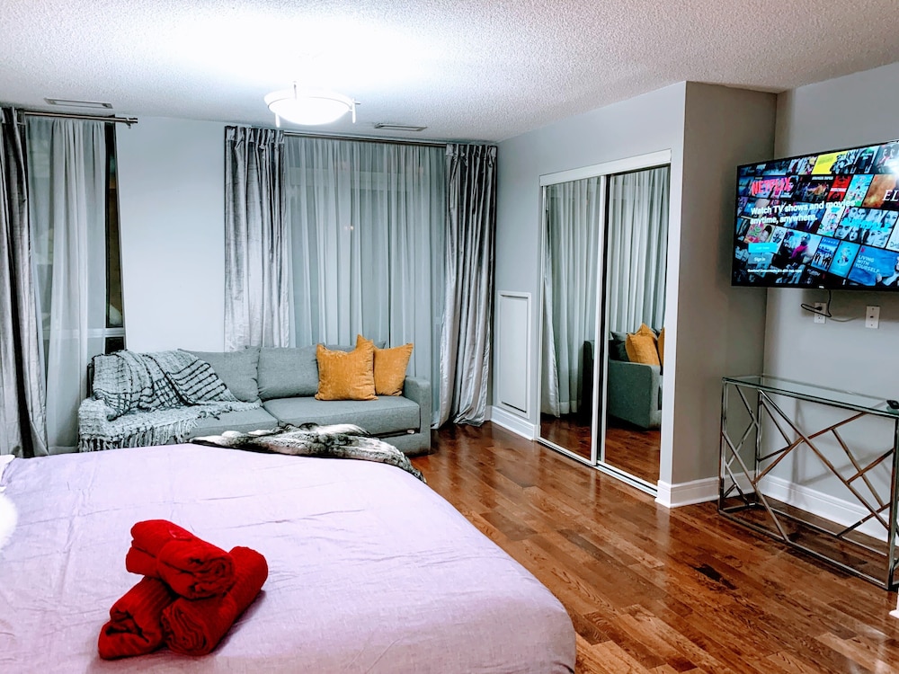 Designer Luxury 3 Bedroom Townhouse - Image 5