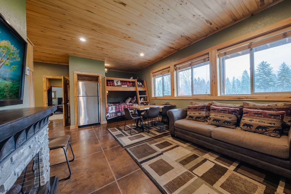 Flathead River Retreat For 15!