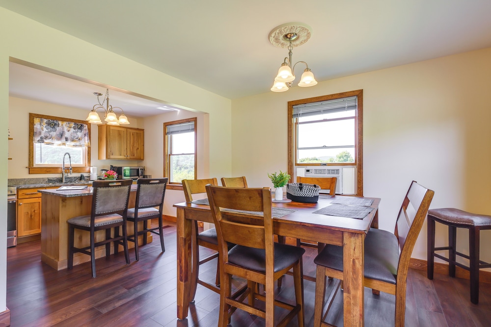 4 Mi to Dtwn Granville: Family Home w/ Deck!