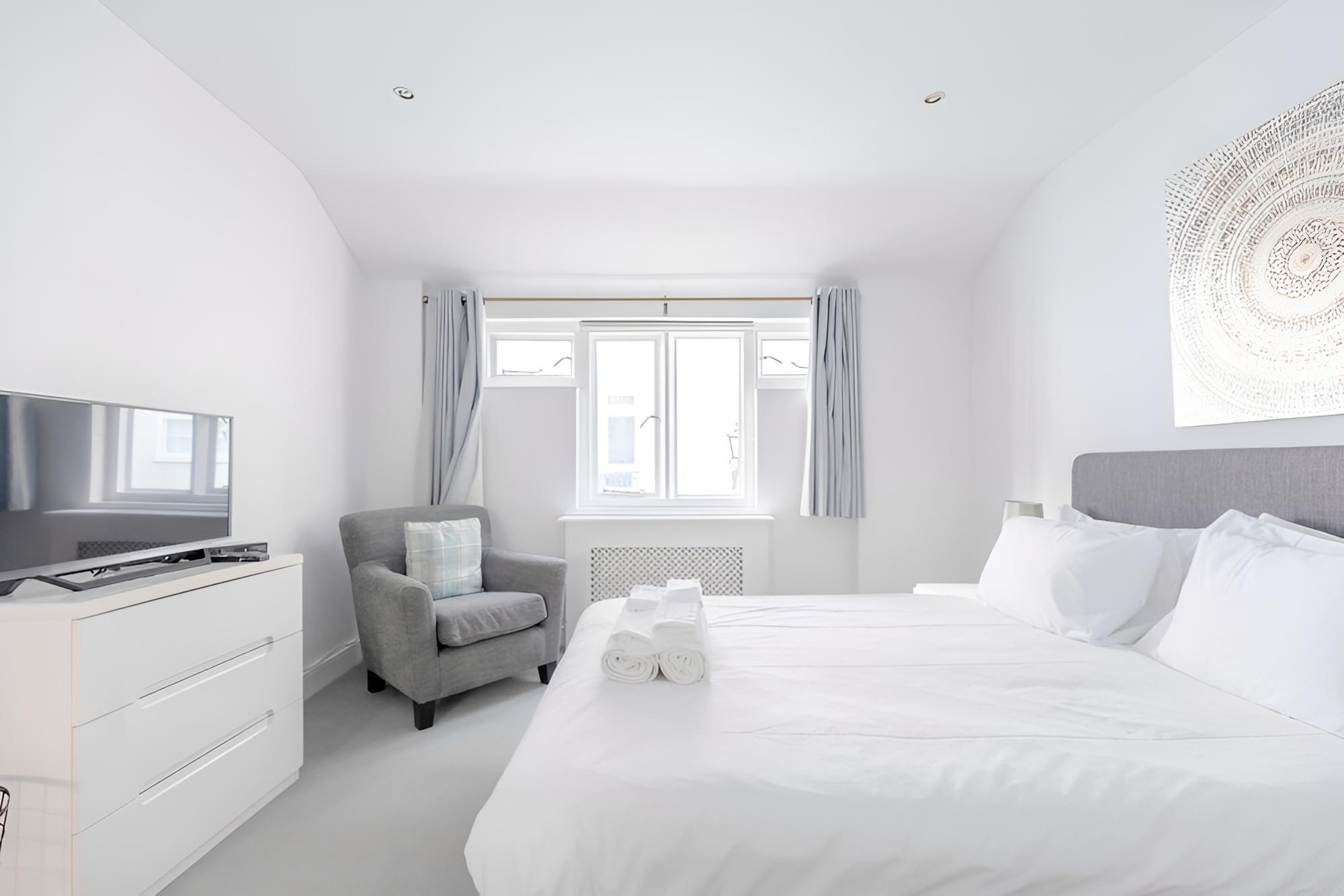 Central & Stylish 2BD Home Near Kensington Gardens
