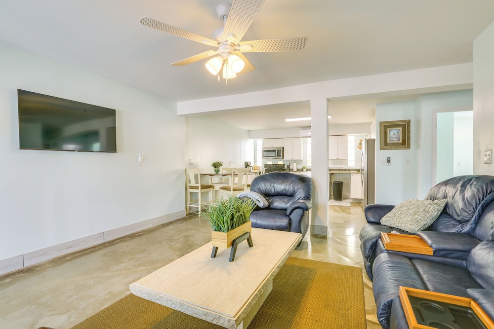 Walk to Beach: Fort Meyers Home w/ Patio!