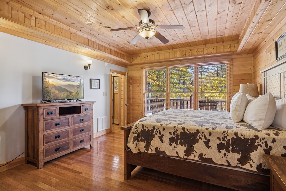 Pine Cone Cabin 4 Bedroom Cabin