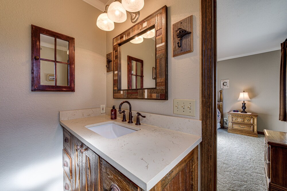 Sue's Deer Retreat - Mountain Views Abound When You Visit Sue's Deer Retreat. Enjoy 3/4 Acres of Space Plus a Fully-Screened Back Deck Perfect for Relaxing view 4