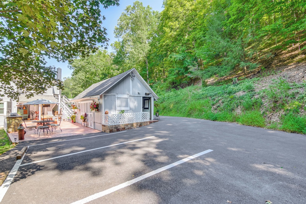 Creekside Milford Studio w/ Gas Grill + Mtn Views!