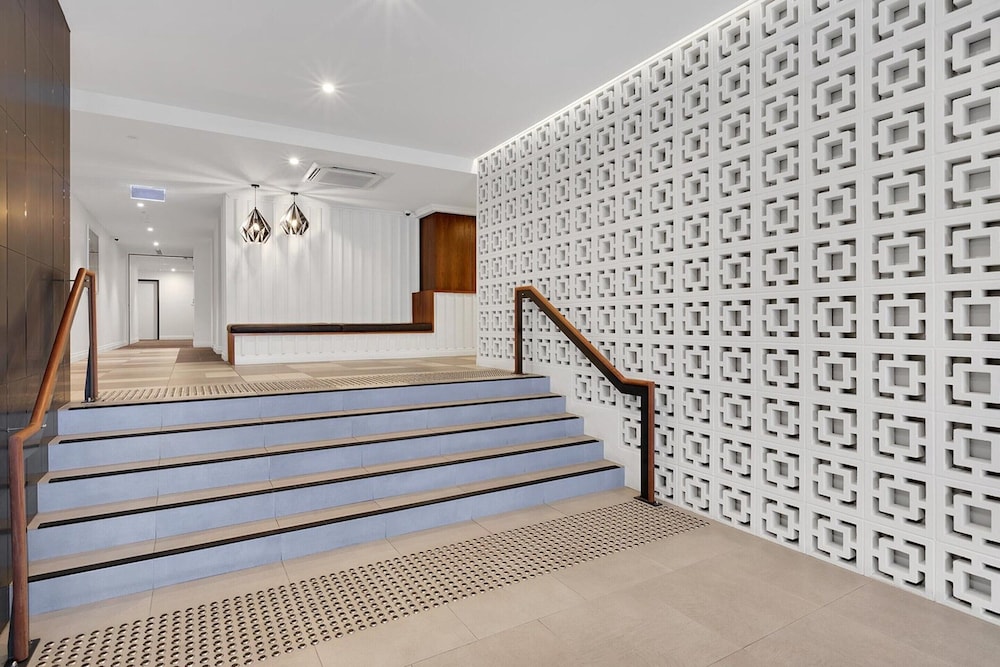 Spacious West End Apartment With Pool & BBQ Access