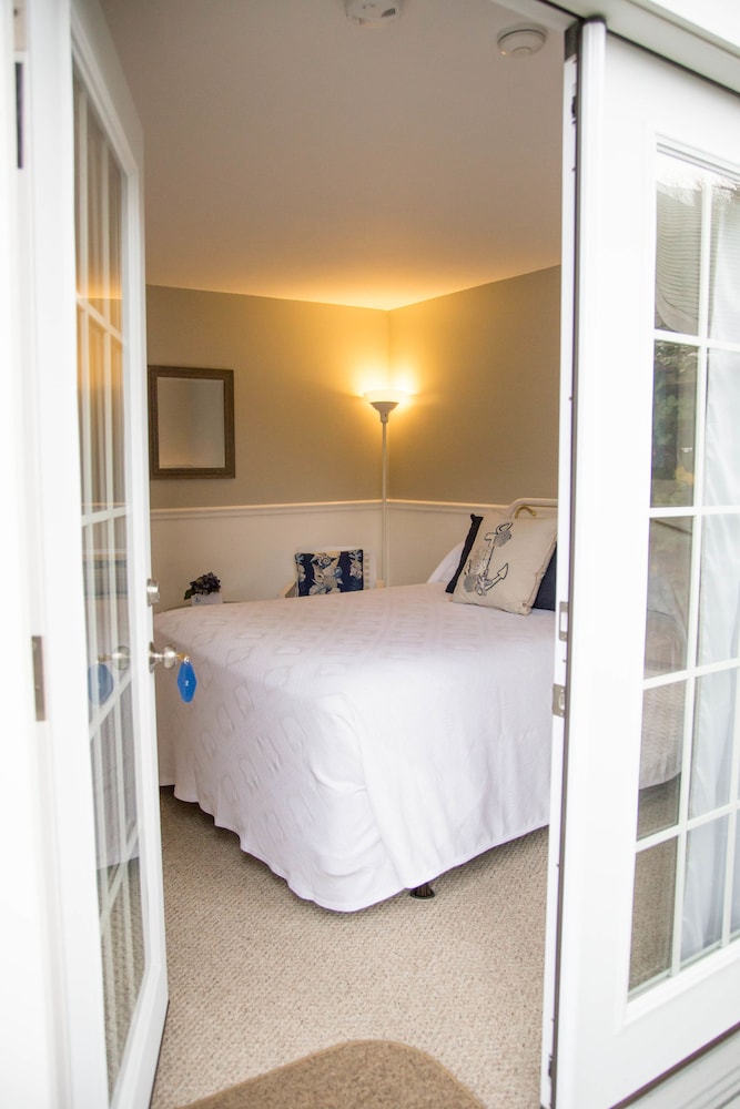 Allen Harbor Breeze Inn & Gardens
