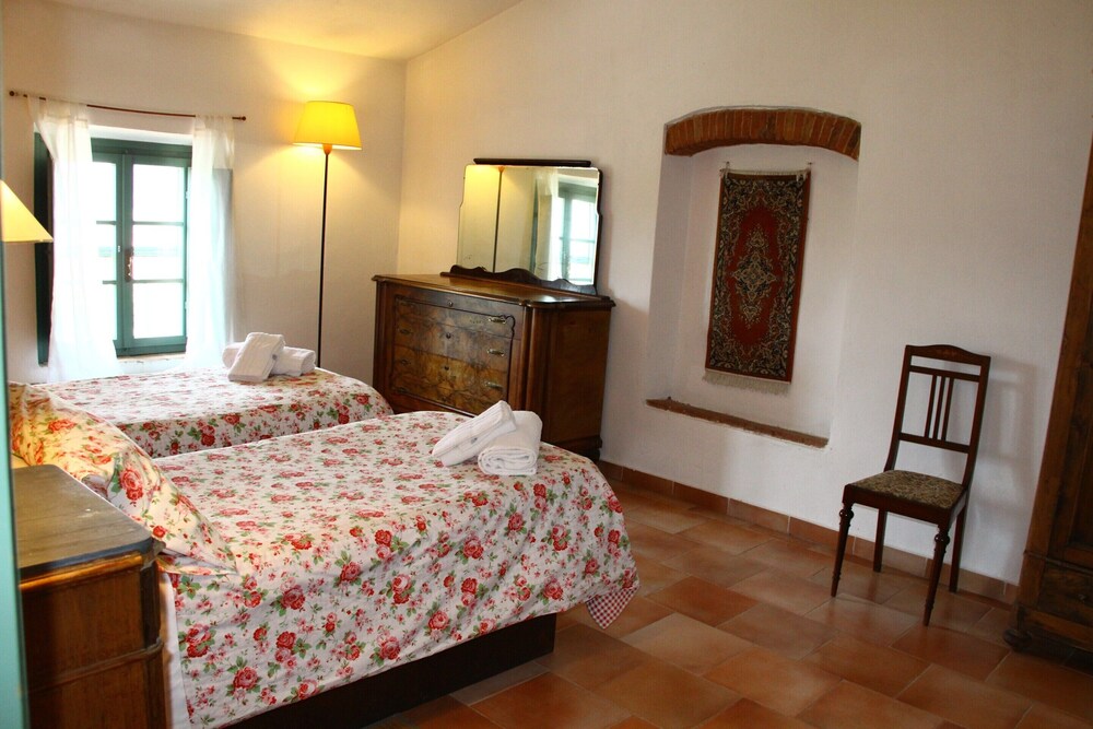 Apartment in Guasticce With Shared Pool