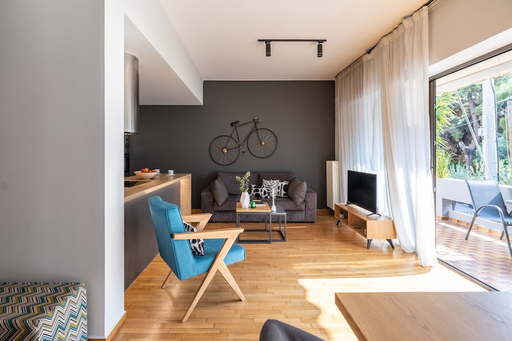 Spacious 3-bedroom Getaway With Balcony in Glyfada