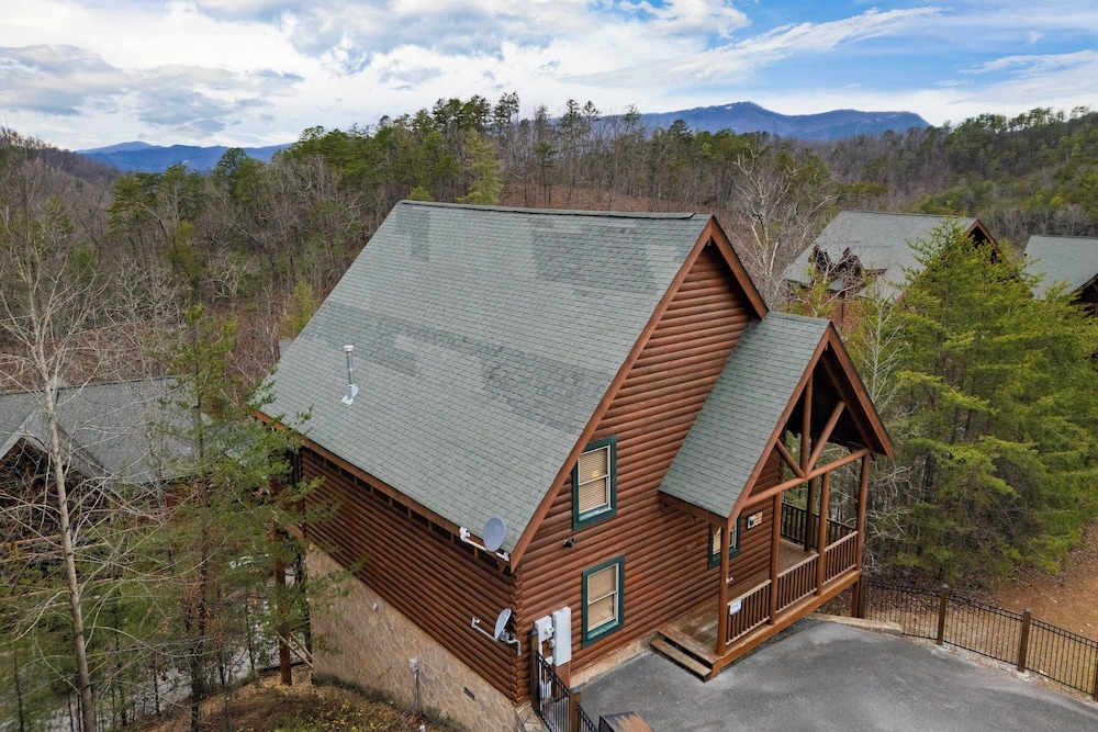 Cozy Cabin Near Dollywood Attractions Hot Tub, Game Room, Views Anne's Place