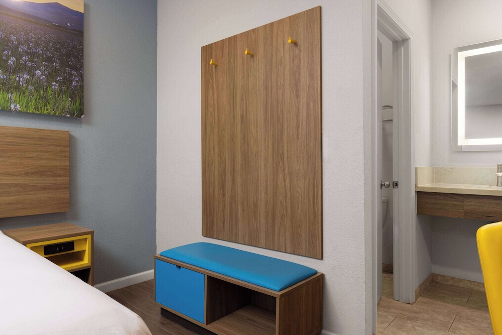 Days Inn by Wyndham Bakersfield