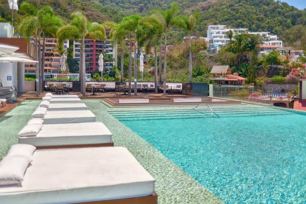 Soho PV Stunning Views Luxury Heated Rooftop Pool
