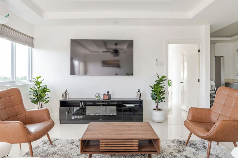 Luxe City Oasis 2BR with Pool & Gym