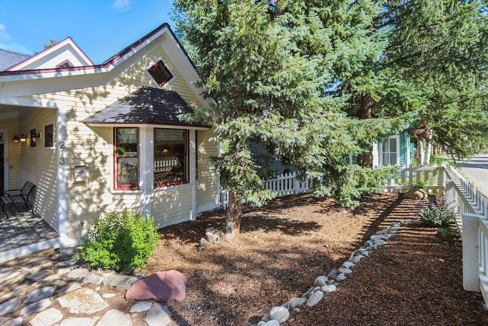 Ridge Street Lookout 4 Bedroom Home by RedAwning