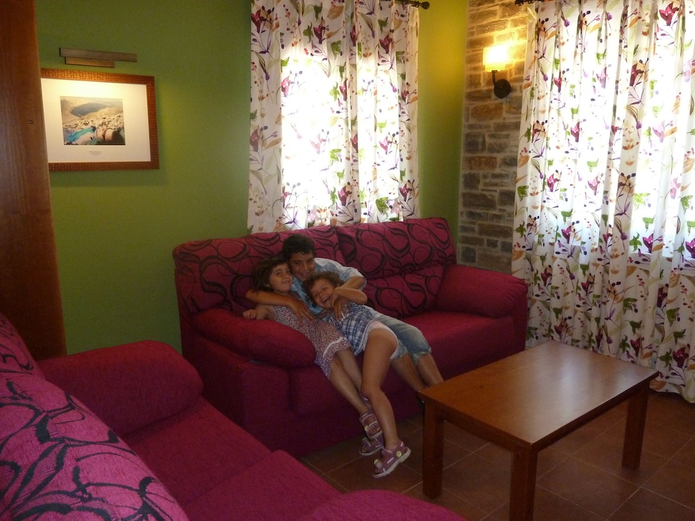 Casas Pirineo Aínsa: Historic Palace & Garden