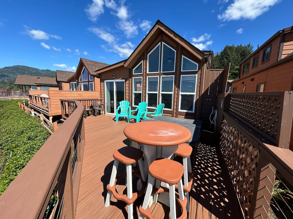Ocean Front Cabin 11 w Jacuzzi Superb Views