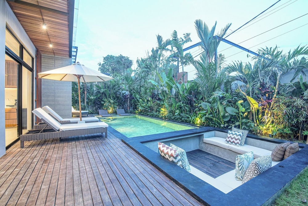 Luxury 5BR Retreat, 400m From Café Del Mar Shore