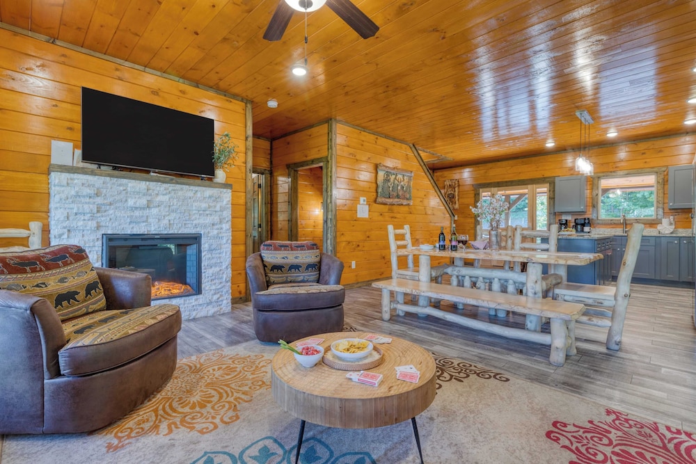 Indoor Pool, Theater, Hot Tub & Mountain Views Near Dollywood Crimson Crest by Avantstay