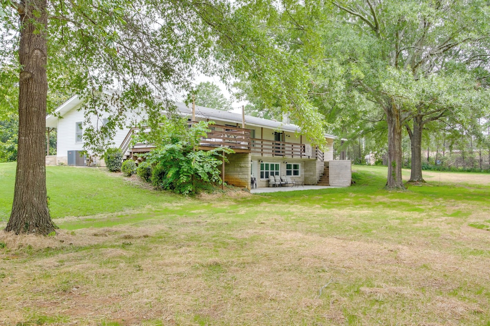 7 Mi to Tennessee River: Home w/ Patio in Florence
