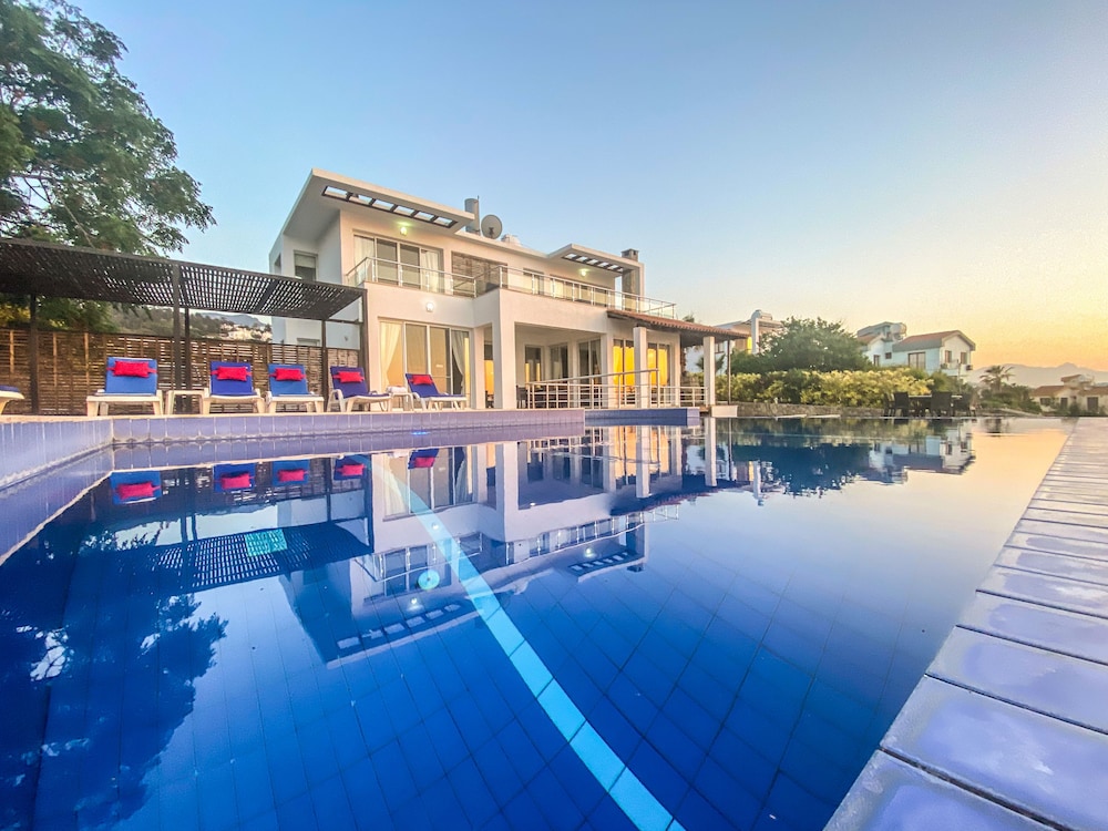 Ocean View Family Villa, Sleeps 2-10, Private Pool, Wifi, Internet Tv & Acs view 5