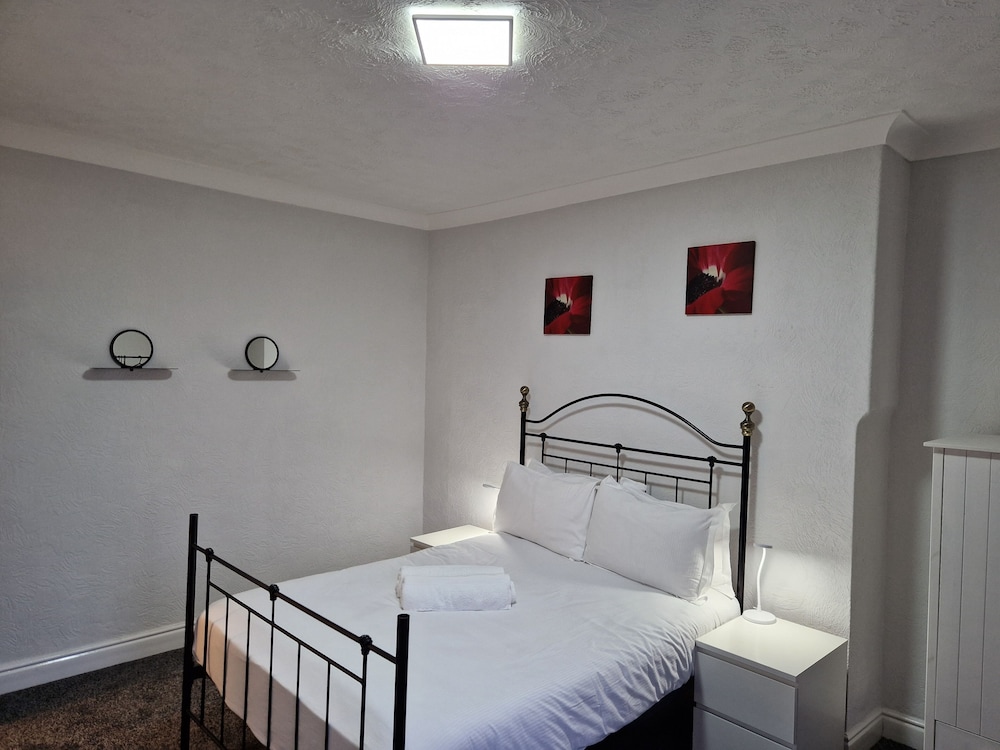 Birtley's Diamond 3 bed Apt, Sleeps 6 Guests view 3