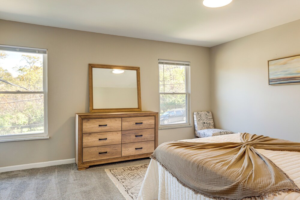 6 Mi to Downtown Cincy: Group-friendly Townhome!