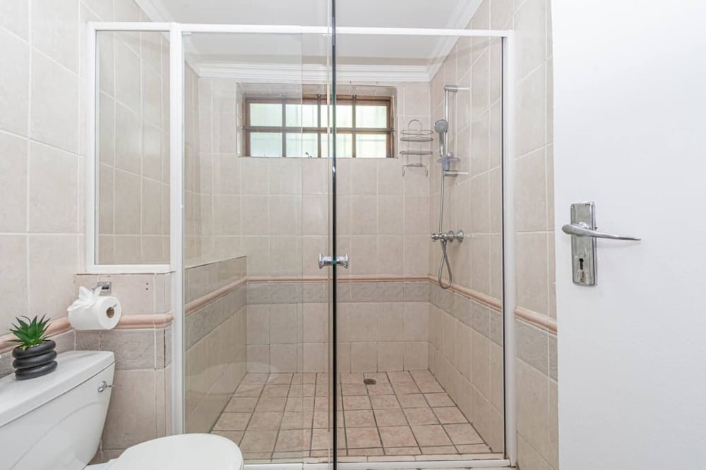 Super Spacious Fun Home! With Pool, Den and Bar