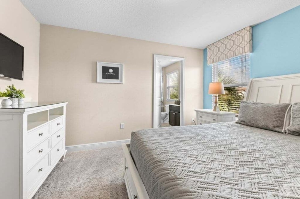 Spacious 5-Bedroom Resort Pool Home with Lake View 5 Villa