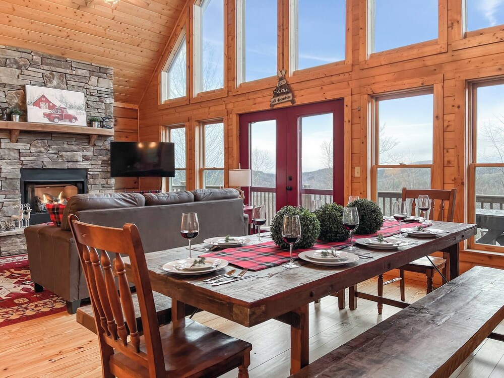 3 Kings 4 Bunks-sleeps 10-smart TV X6-parking out Front-full Kitchen-hot Tub