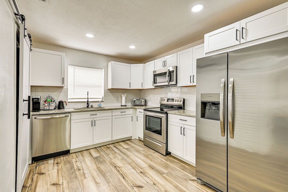 1 Mi to Busch Gardens: Modern Home w/ Private Yard
