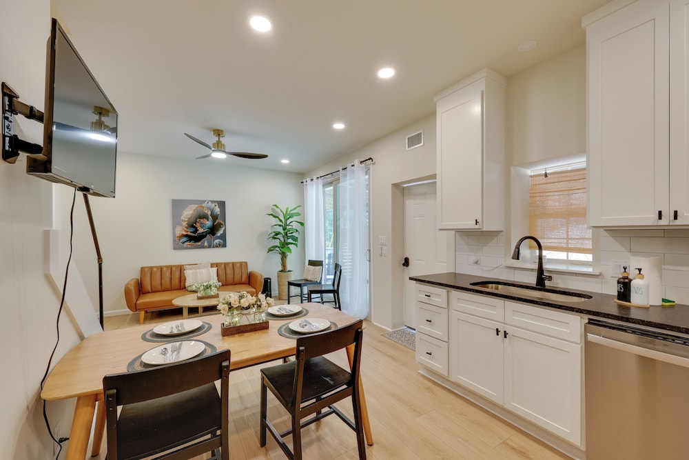 Duplex w/ Furnished Patio Near Lake Ouachita!