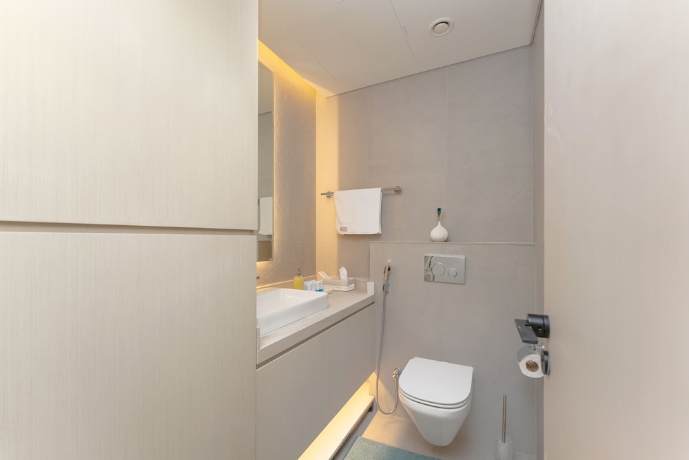 SIMPLY COMFORT  Bright Apartments Steps from Marina Walk