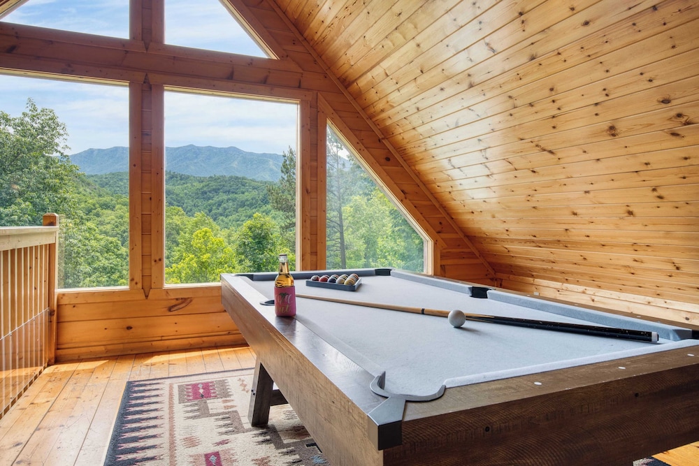 Triple Mountain View by Avantstay: Hot Tub, Game Room & Stunning Smoky Mountain Views