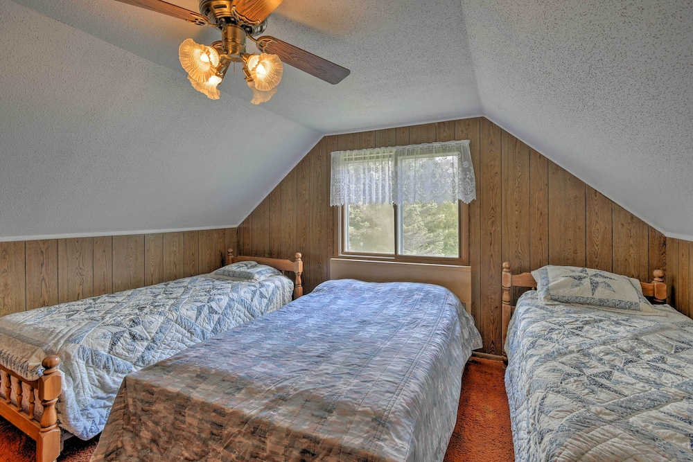 Walk to Green Lake & Beach: Cozy Cabin w/ Deck